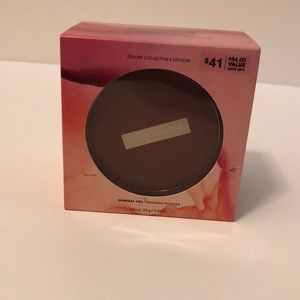 Bare minerals powder
